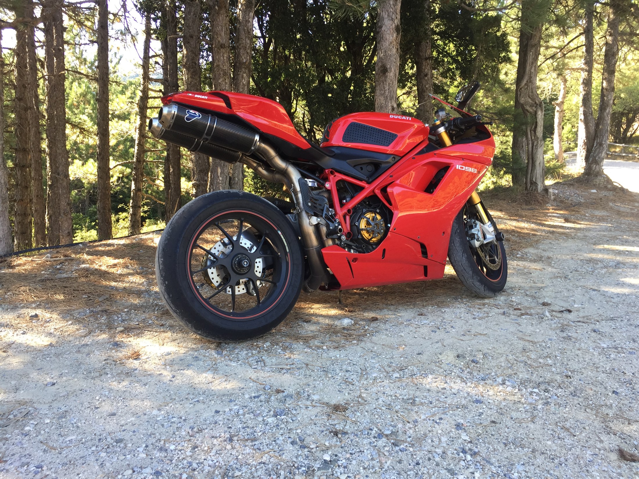 Κόκκινη Ducati σε ορεινή διαδρομή