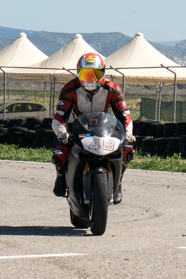 Αναβάτης με Ducati και αριθμό 43