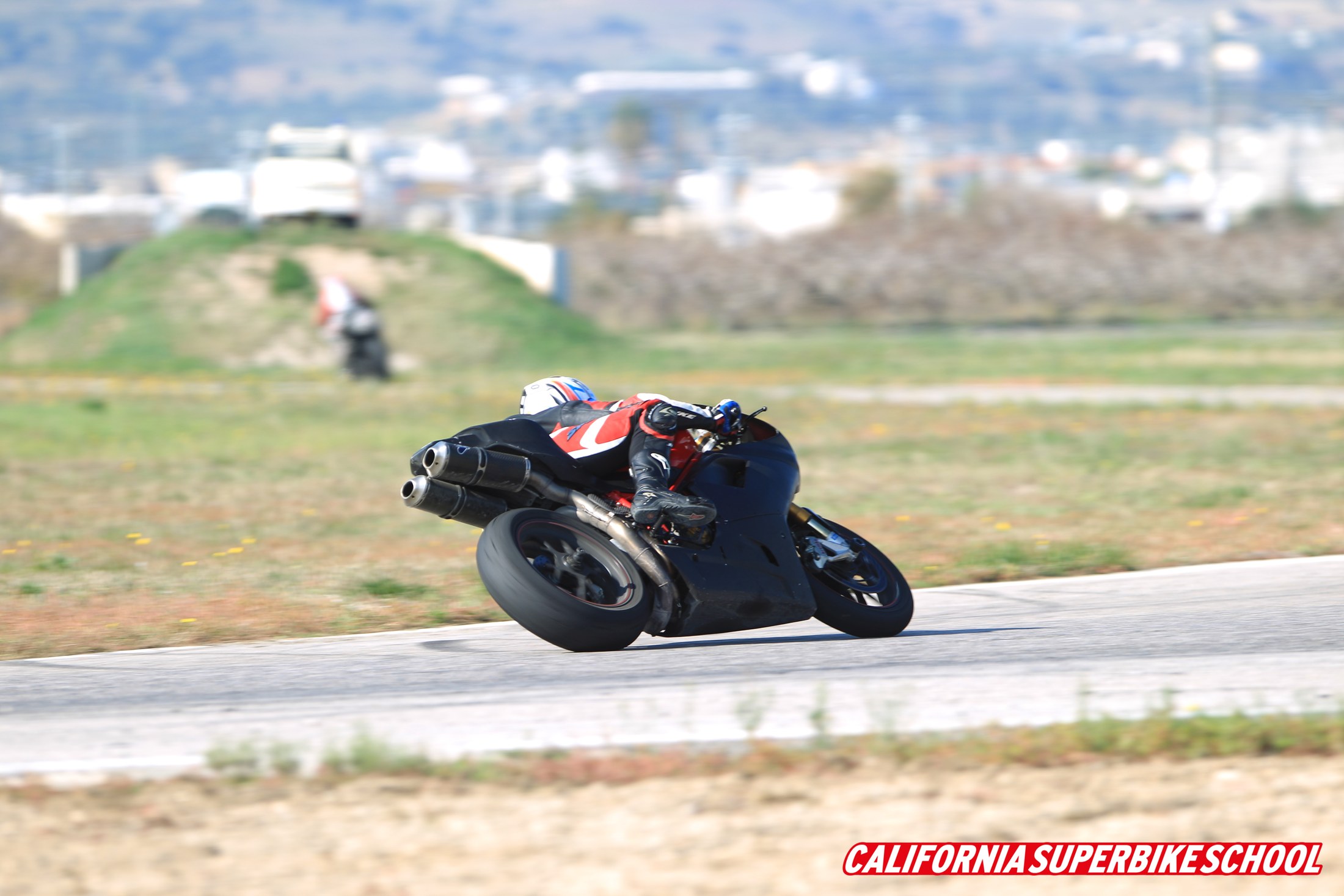 Ducati σε κλίση μέσα στην πίστα